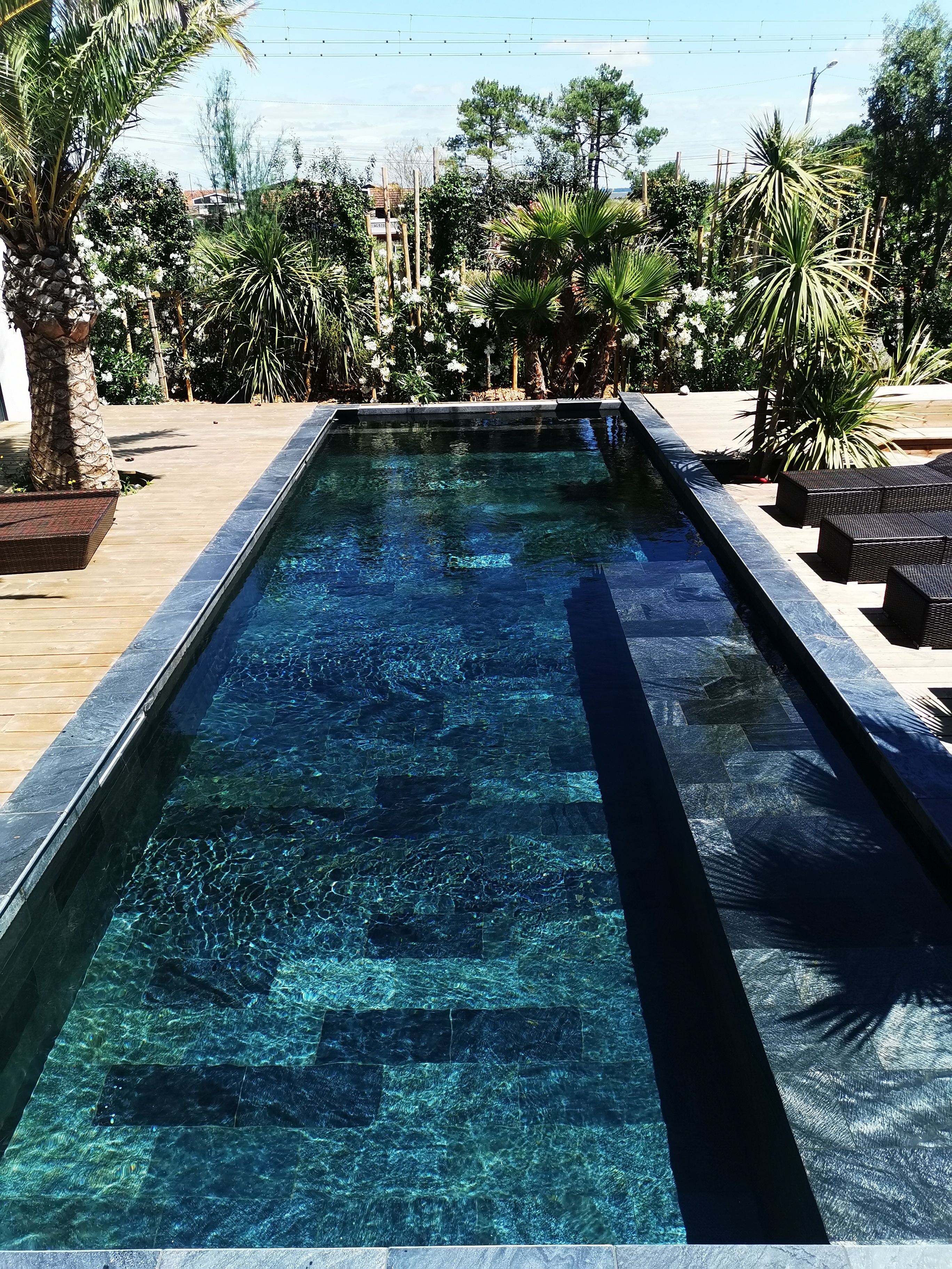 Piscine bleue avec volet